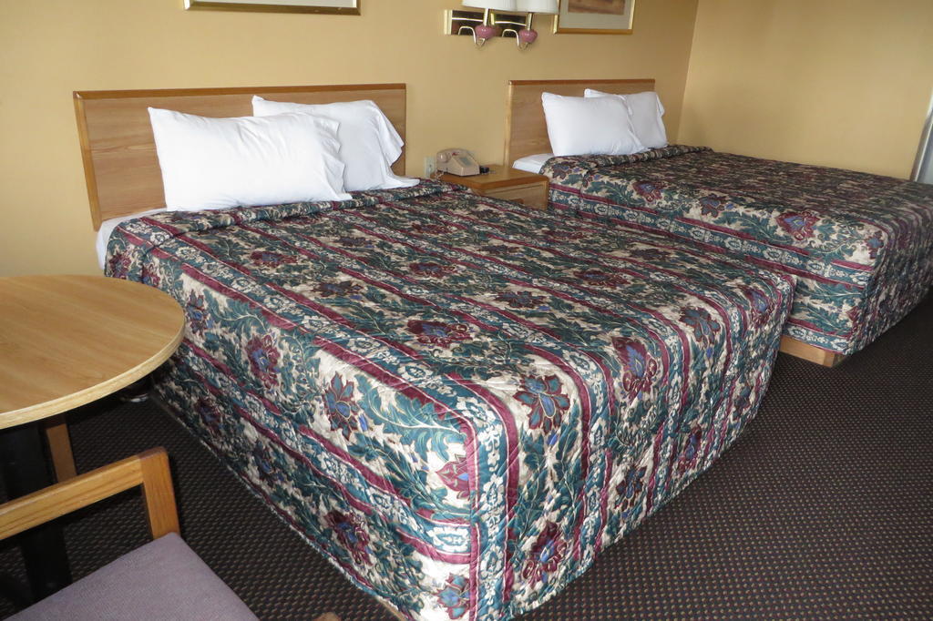 Economy Inn & Suites Joplin Room photo